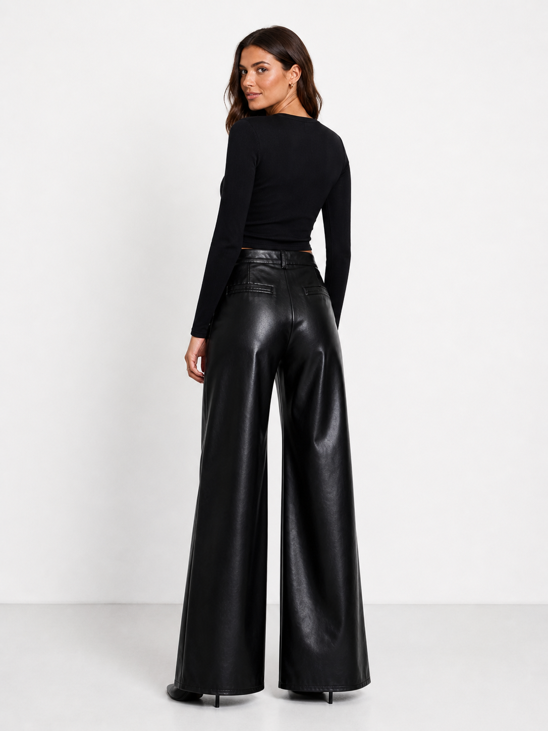 Pantalon large noir effet cuir taille structurée