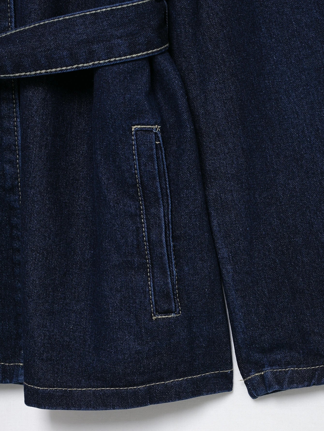 Veste en denim ceinturée bleu profond