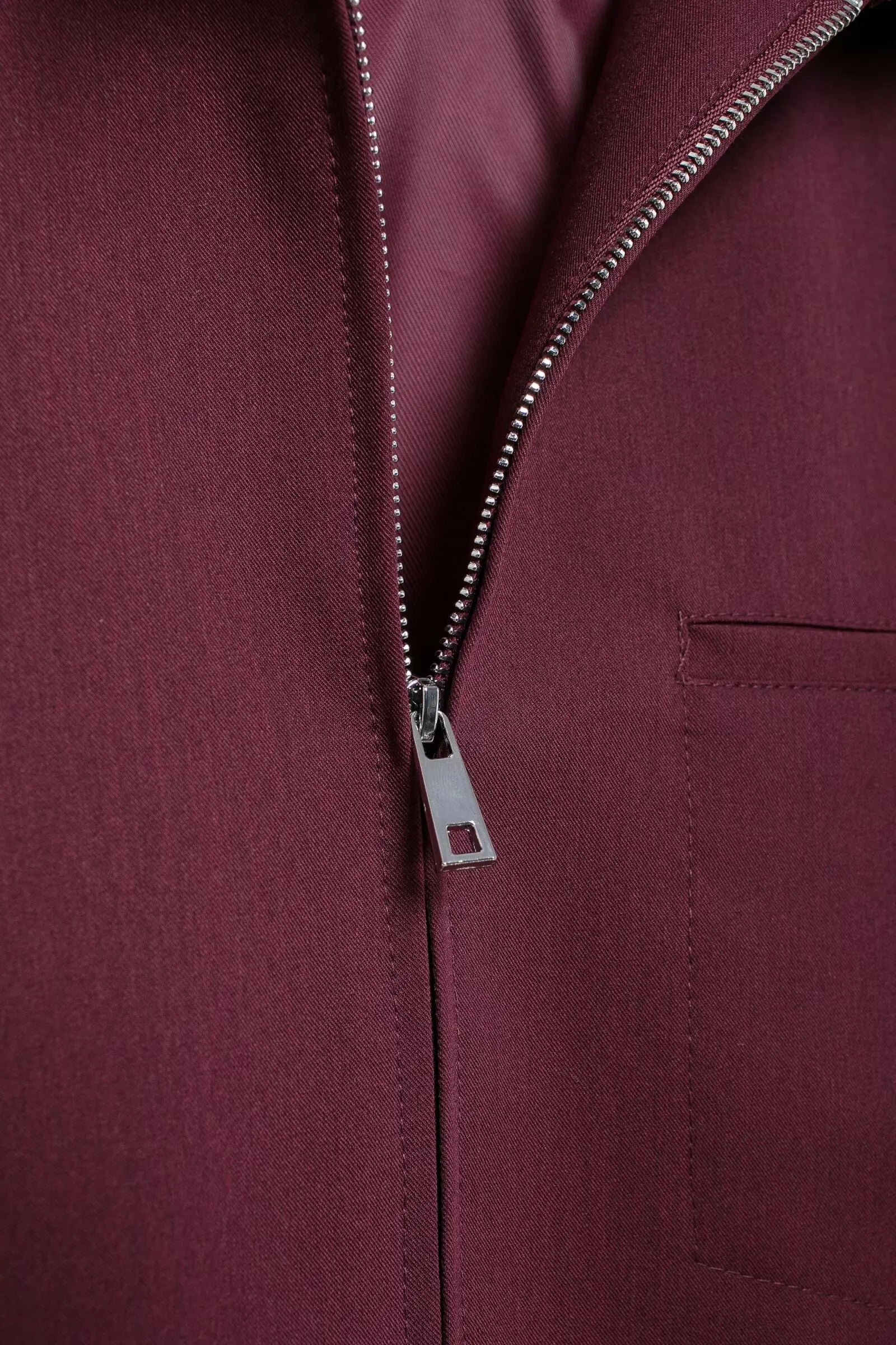 Veste zippée bordeaux à col structuré