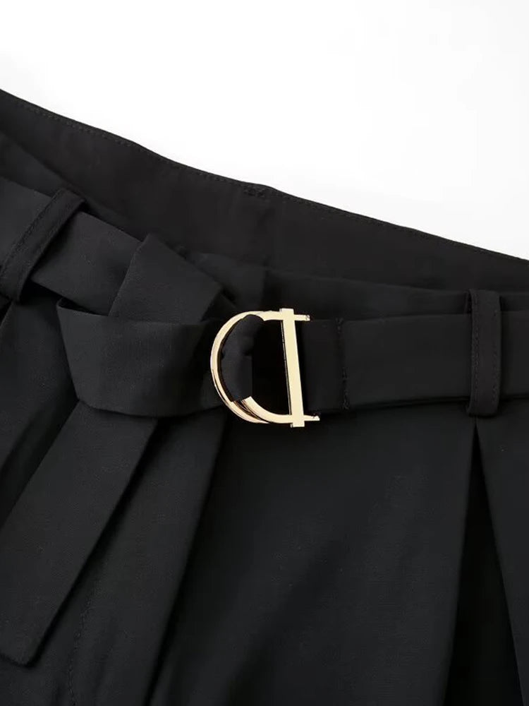 Short noir plissé à ceinture