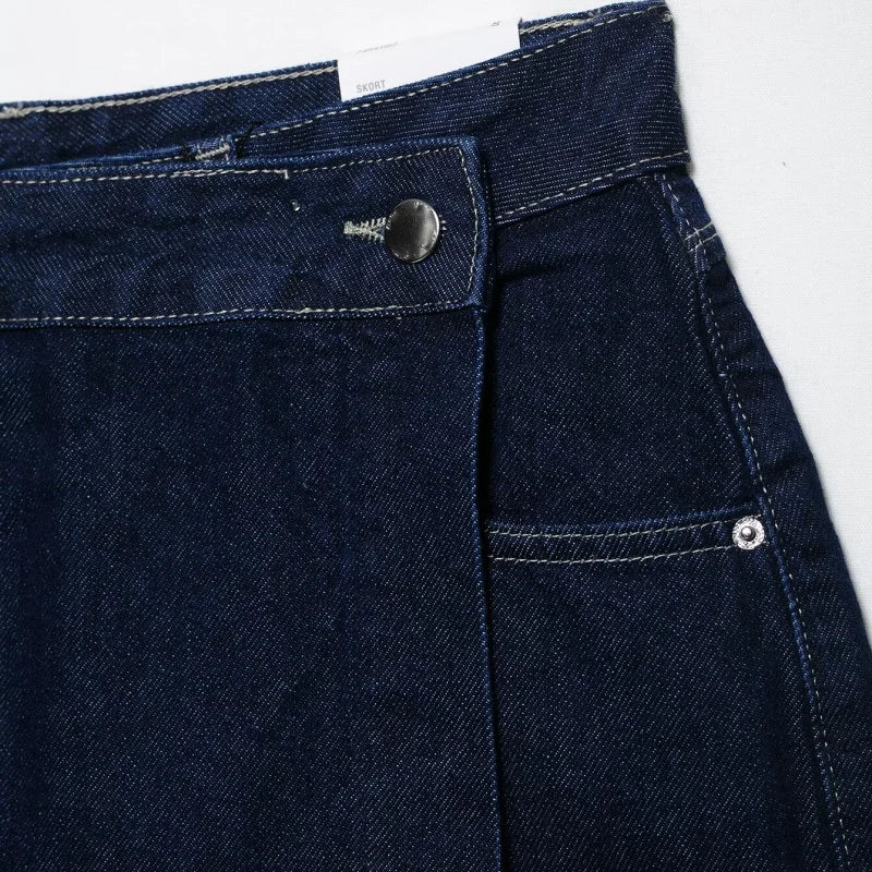 Jupe short en denim taille haute structurée
