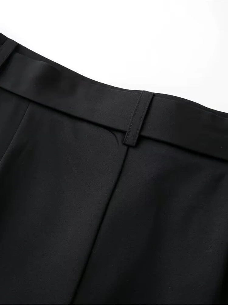 Short noir plissé à ceinture