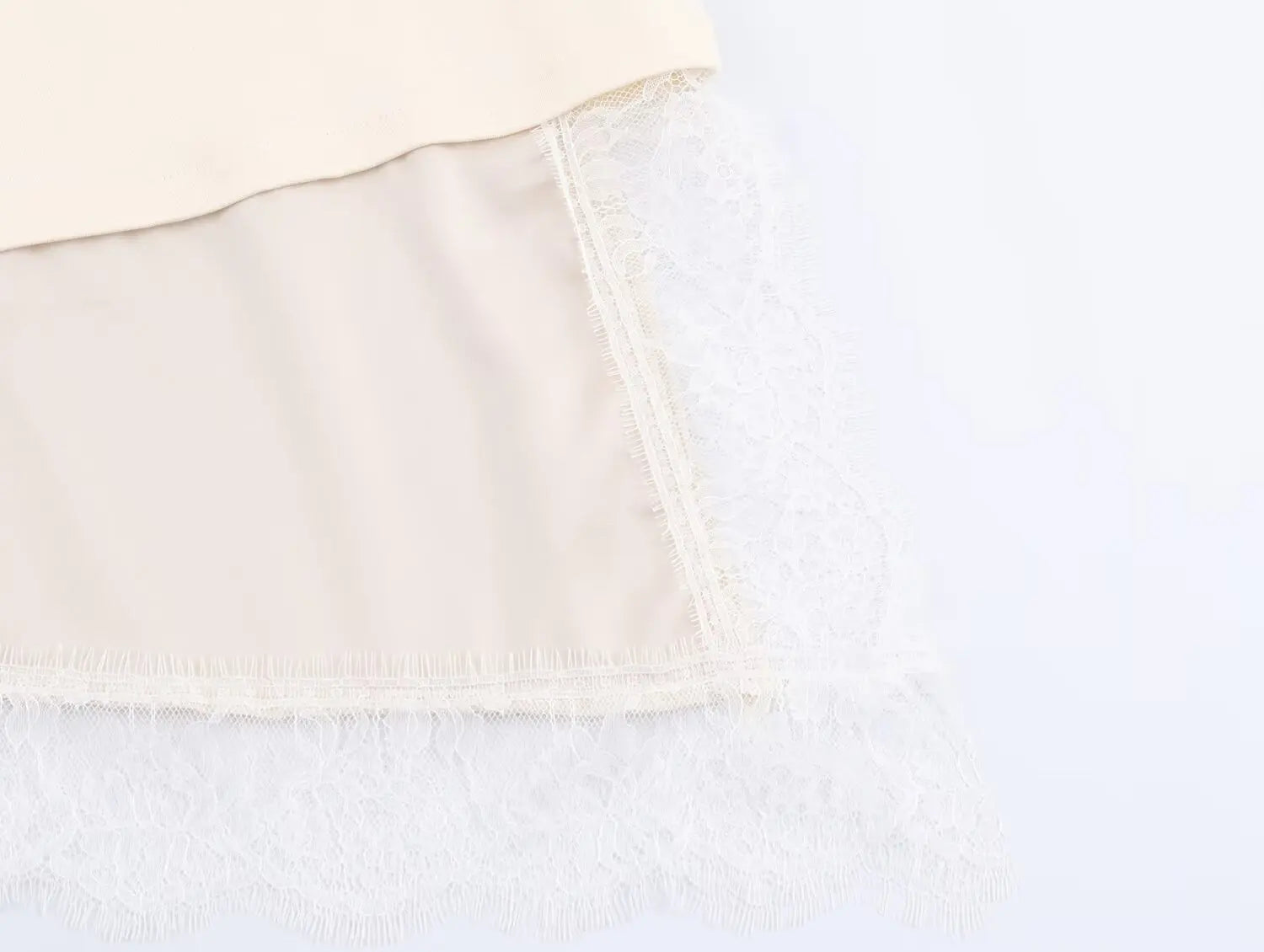 Top asymétrique à dentelle contrastée