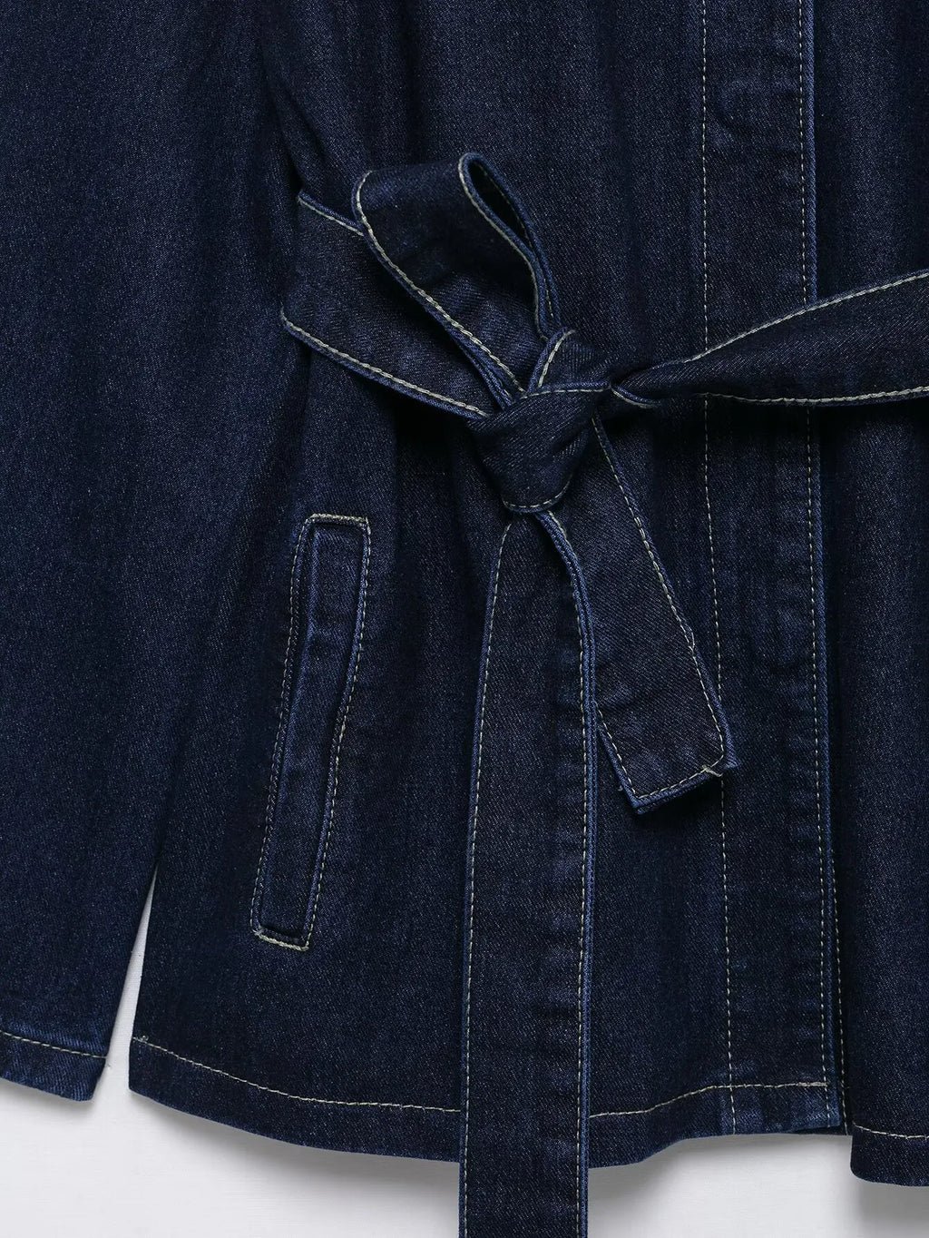 Veste en denim ceinturée bleu profond