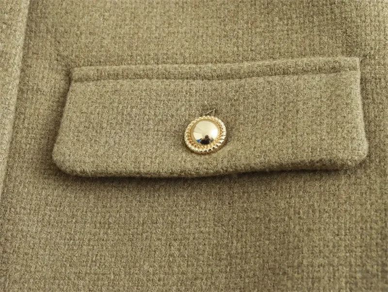 Veste courte structurée à boutons dorés