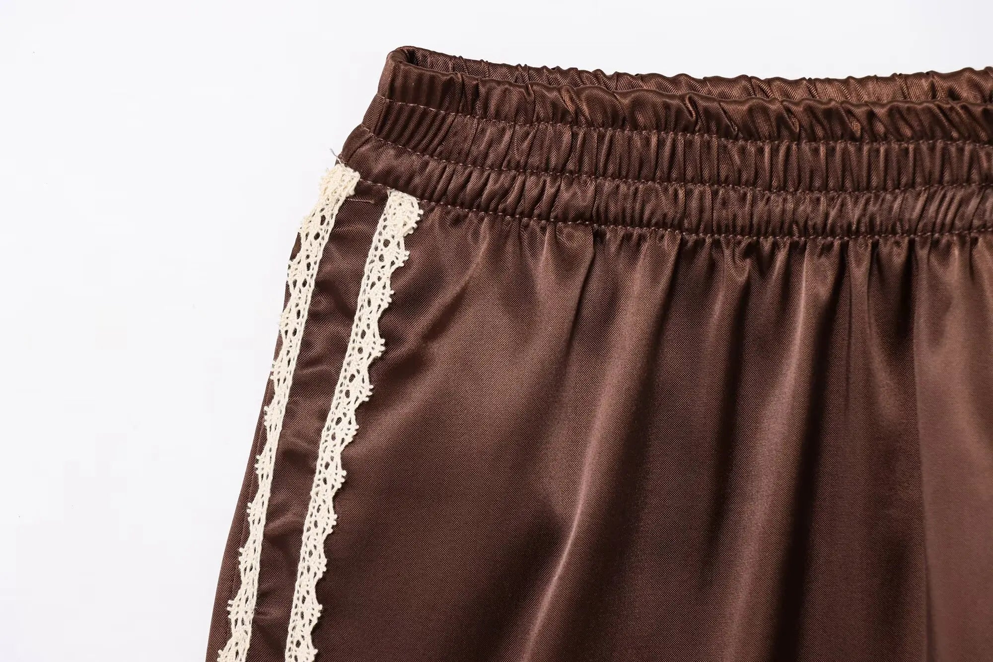 Short satiné chocolat à finition dentelle