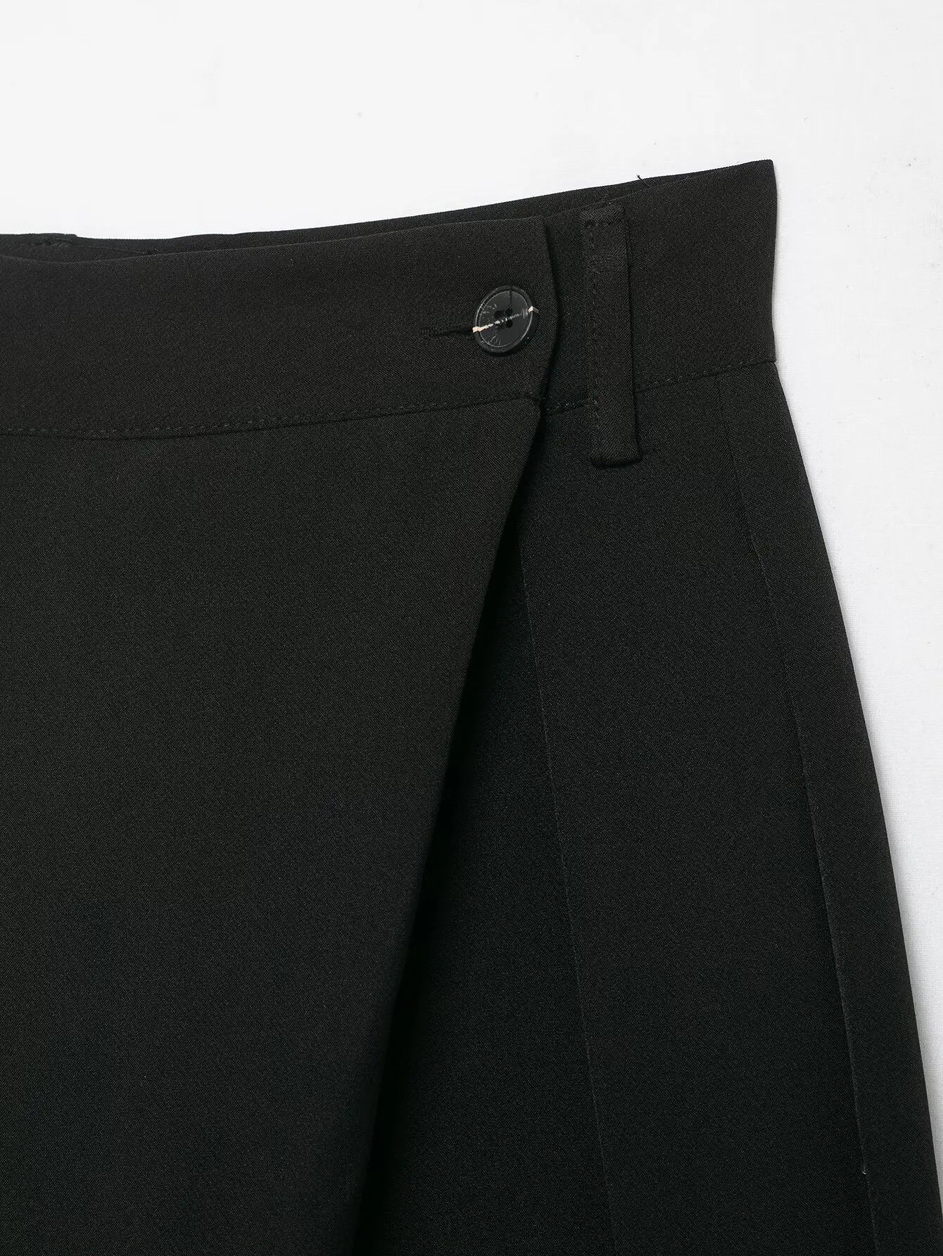 Pantalon noir asymétrique à taille structurée