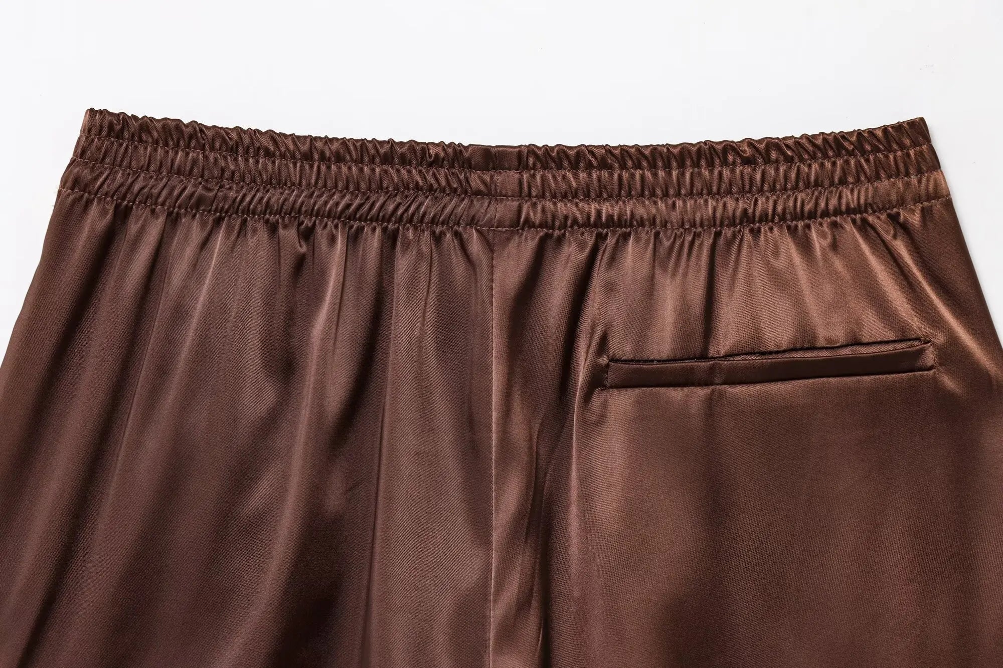Short satiné chocolat à finition dentelle