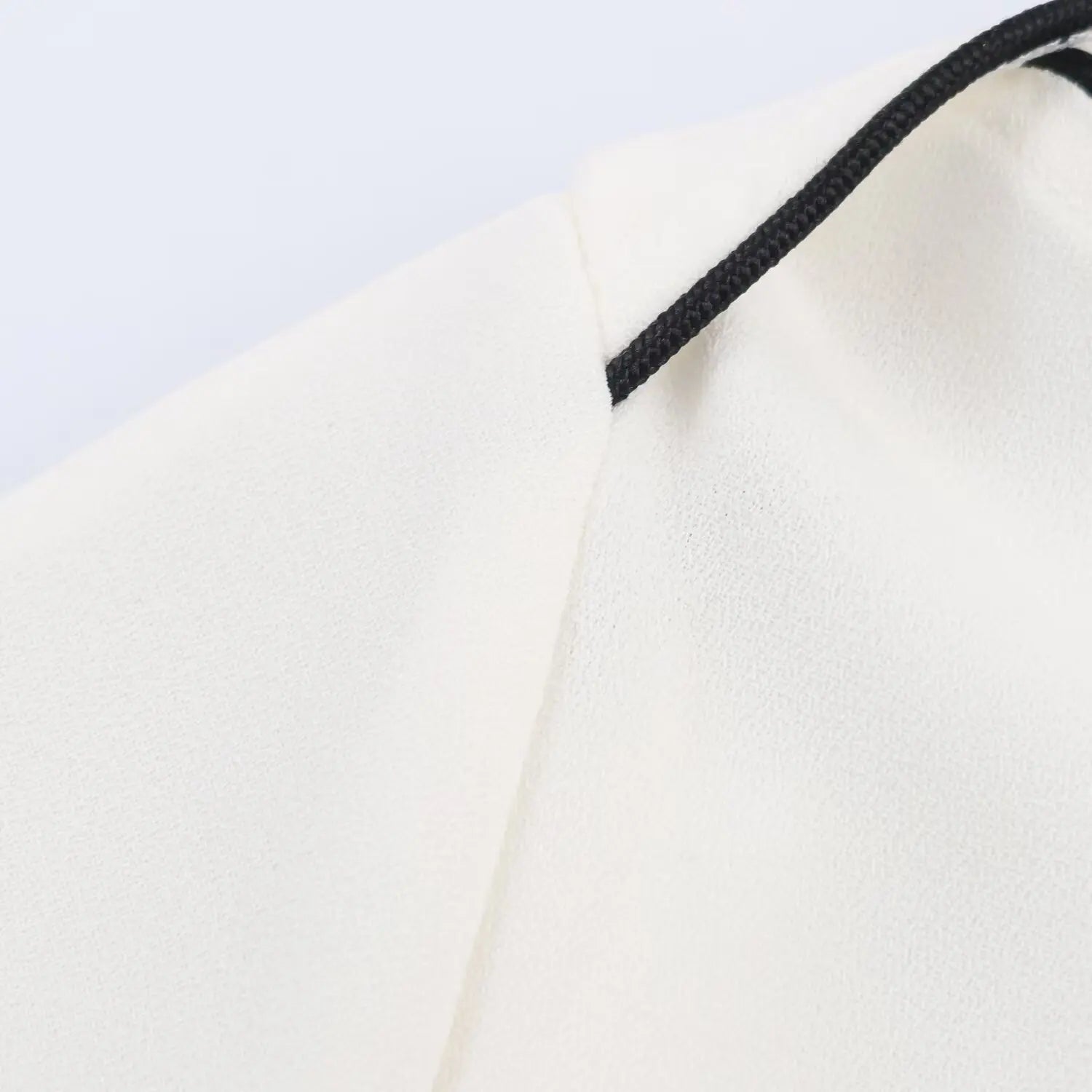 Chemise ivoire à bordures contrastées