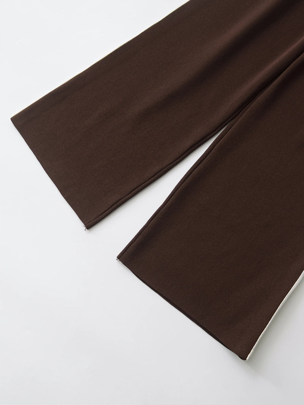 Pantalon large chocolat contrasté