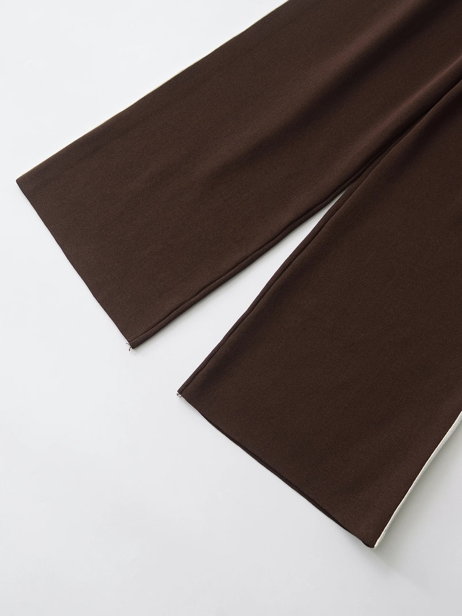 Pantalon large chocolat contrasté