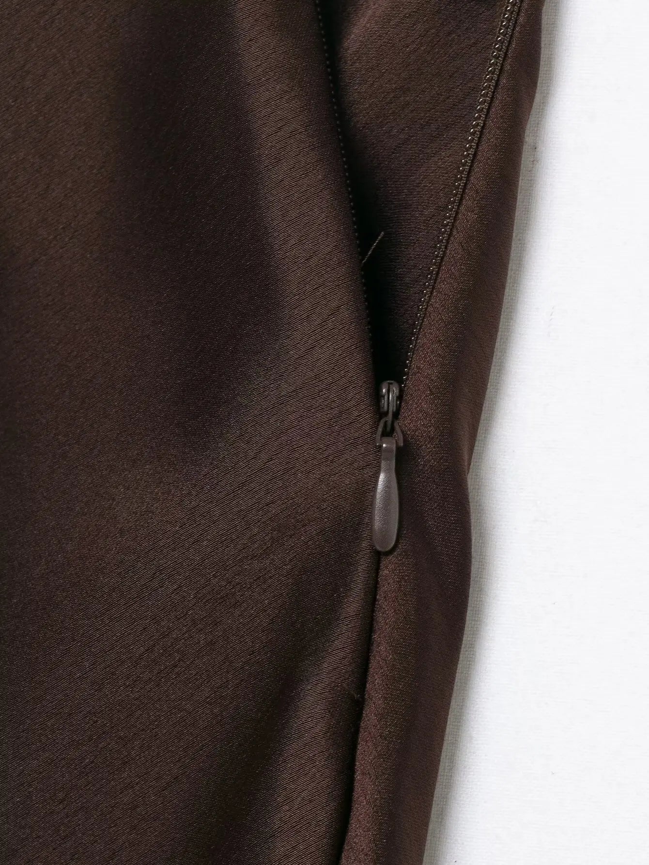 Jupe midi satinée à dentelle et fente élégante