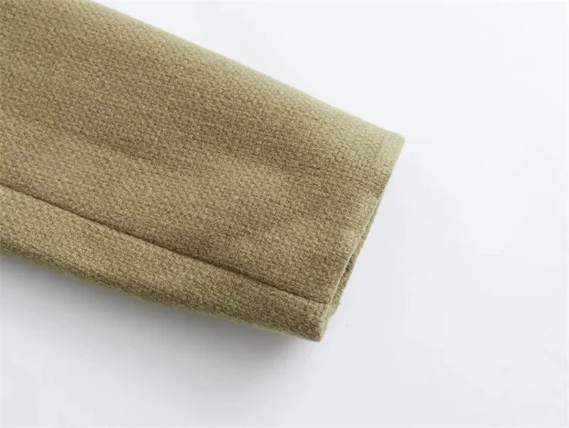 Veste courte structurée à boutons dorés